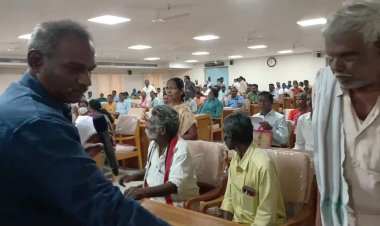 மனுதாரர்களுக்கு இருக்கை கொடுத்து அதிகாரிகளை விரட்டிய கலெக்டர்!