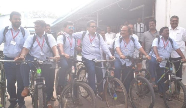 மாணவர்கள் போல் வேடமிட்டு வந்த திமுக எம்.எல்.ஏ.க்கள்!