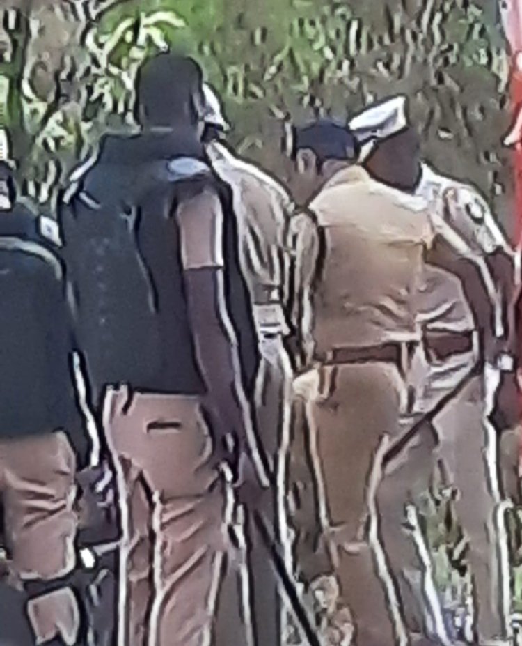 வன்முறையில் ஈடுபட்டவர்களை பூட்ஸ் காலால் உதைத்த எஸ்.பி.!