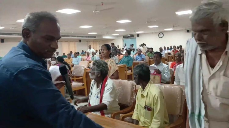 மனுதாரர்களுக்கு இருக்கை கொடுத்து அதிகாரிகளை விரட்டிய கலெக்டர்!
