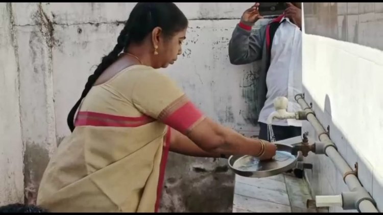 மாணவர்களுடன் உணவருந்தி தட்டை கழுவிய கலெக்டர்!