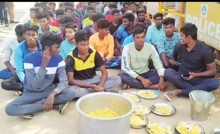 மாணவர் விடுதியில் தரமற்ற உணவு! தர்ணா!!