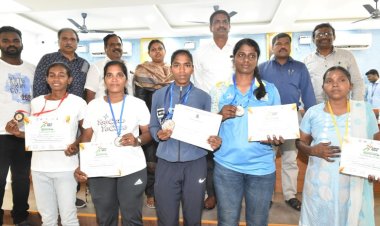 தடகள போட்டியில் வென்ற வீராங்கணைகளை பாராட்டிய ஆட்சியர்!