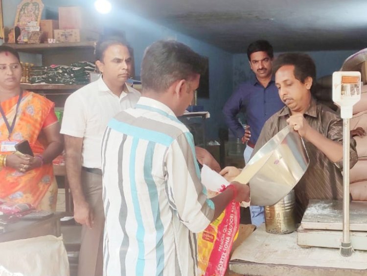 ரேஷன் கடையில் திடீர் ஆய்வு நடத்திய ஆட்சியர்!