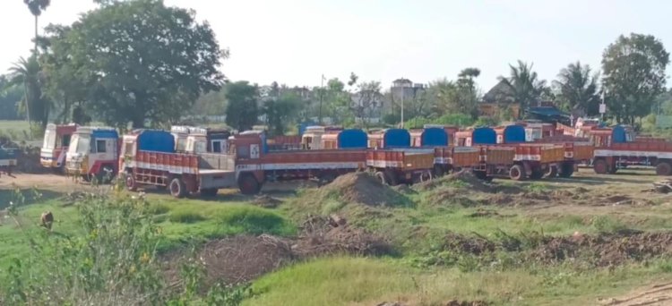 "புரோக்கர்களின் பிடியில் அரசு அதிகாரிகள்! லாரிகள் ஓடாததால் நெல் மூட்டைகள் தேக்கம்!