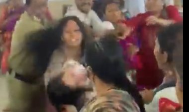 ஆஃபர் புடவைக்காக மோதிக்கொண்ட பெண்கள்