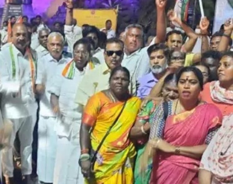 ராகுல் வழக்கு ரத்து:- பட்டாசு வெடித்து கொண்டாடிய புதுவை காங்கிரஸ்!