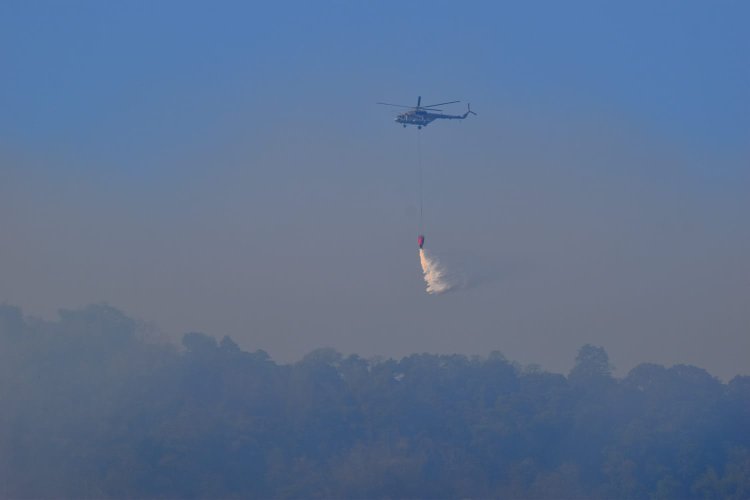 ஹெலிகாப்டர் மூலம்  தீ அணைக்கும் பணி!