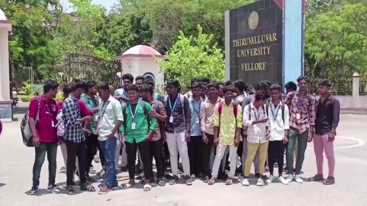திருவள்ளுவர் பல்கலைக்கழகத்தை முற்றுகையிட்ட ஊரிசு கல்லூரி மாணாக்கள்!