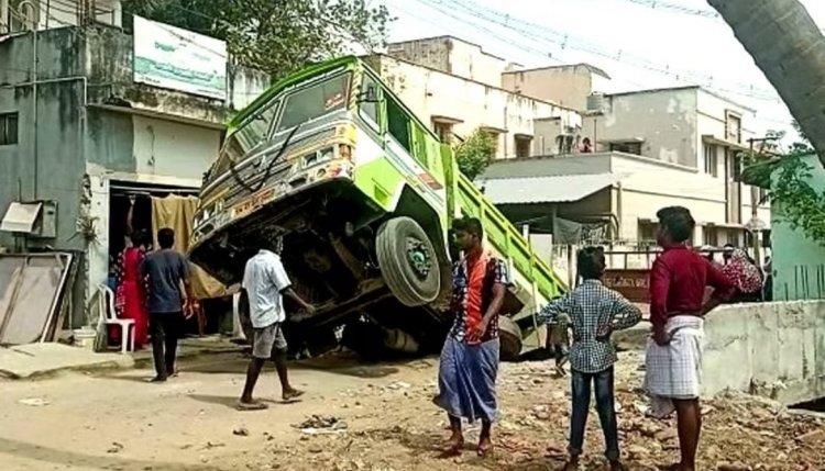 கட்டி முடித்த பாலம்:- 15 நாட்களுக்குள்ளே பூமிக்குள் அமுங்கியது!
