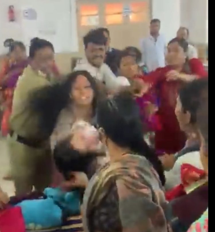 ஆஃபர் புடவைக்காக மோதிக்கொண்ட பெண்கள்