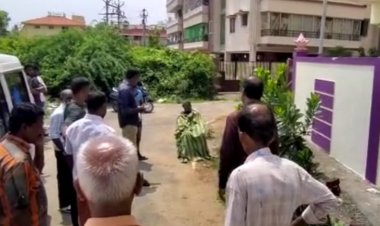 சேர் போட்டு  அமரவைத்து பெட்ஷீட்டால் மூடப்பட்ட உடல்!