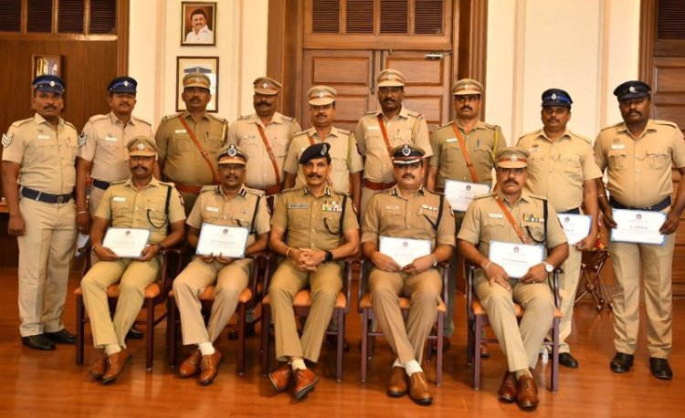ஏ.டி.எம். கொள்ளையர்களை கைது செய்த வேலூர் சரக தனிப்படையினருக்கு ரொக்கபரிசு அளித்த டிஜிபி!