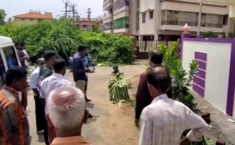 சேர் போட்டு அமரவைத்து பெட்ஷீட்டால் மூடப்பட்ட உடல்!