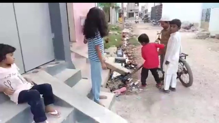 கழிவு நீர் கால்வாயை சுத்தம் செய்யும் 5 வயது சிறுவன்! பாராட்டும்...புகாரும்!!