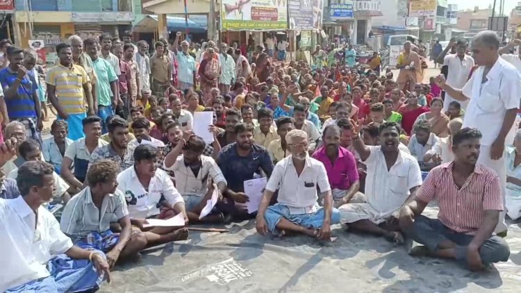 ஆரம்ப சுகாதார நிலையத்தை இடமாற்றி அமைப்பதற்கு எதிர்ப்பு! 2 மணி நேரம் டிராஃபிக் ஜாம்!!