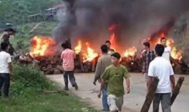 50 நாட்களாக பற்றி எரியும் மணிப்பூர் - கண்டுகொள்ளாத பிரதமர் என காங்கிரஸ் குற்றச்சாட்டு! பேனர் மூலம் வேண்டுகோள்!!  