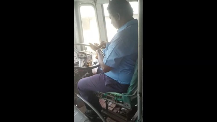 ஸ்டியரிங்கை பிடிக்காமல் பேருந்தை ஓட்டும் அரசு டிரைவர் சஸ்பெண்டு! மக்கள் அச்சம்!