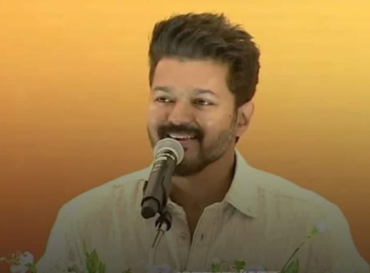 காசு வாங்கிக்கொண்டு ஓட்டுப் போட வேண்டாம் ! பெற்றோர்களுக்கு கூறுமாறு நடிகர் விஜய் பேச்சு!