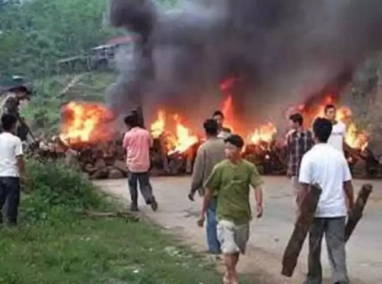 50 நாட்களாக பற்றி எரியும் மணிப்பூர் - கண்டுகொள்ளாத பிரதமர் என காங்கிரஸ் குற்றச்சாட்டு! பேனர் மூலம் வேண்டுகோள்!!  