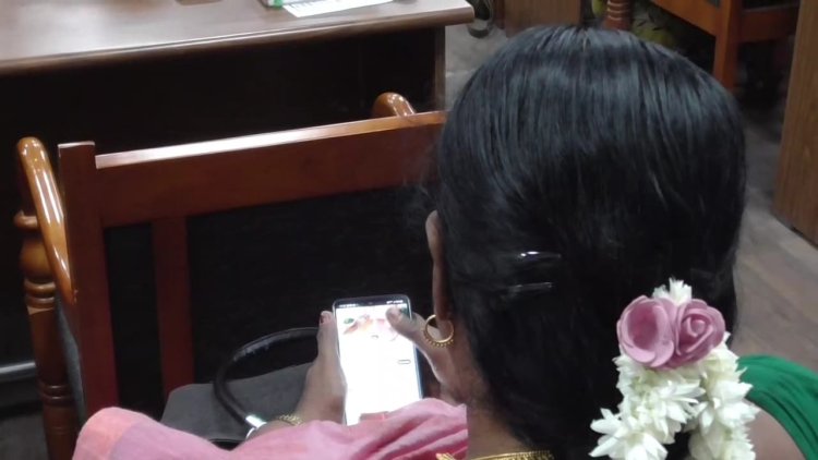 விவசாயிகள் குறைதீர்வு கூட்டத்தில் சமையல் வீடியோ பார்த்த பெண் அதிகாரிகள்! ஆட்சியர் அறிவுறையை அலட்சியம் செய்தனர்!