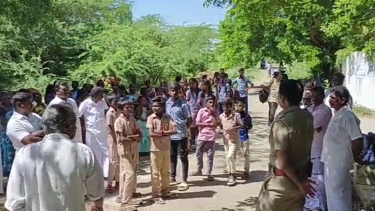 பள்ளிக்கு விடுமுறை எடுத்து வந்து  பஸ்சுக்காக போராடிய மாணாக்கர்!