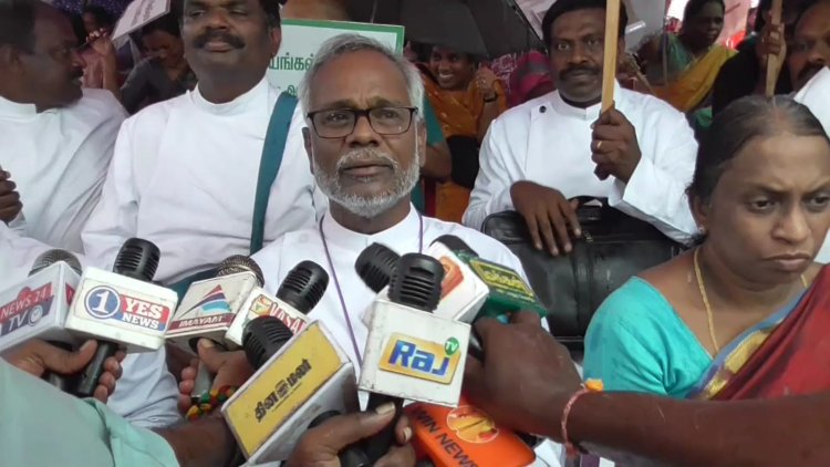 பிஷப் தலைமையில் கிறிஸ்தவர்கள் அமைதிக் கூட்டம்! கொட்டும் மழையில் நடந்தது!!