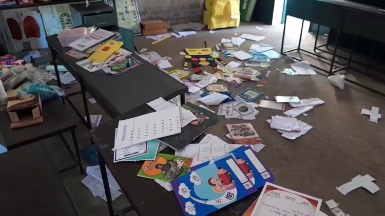 பள்ளிக்கூடத்தில் புகுந்து புதகங்கள் சூறை! யார் அந்த விஷமி? போலிசார் விசாரணை!!