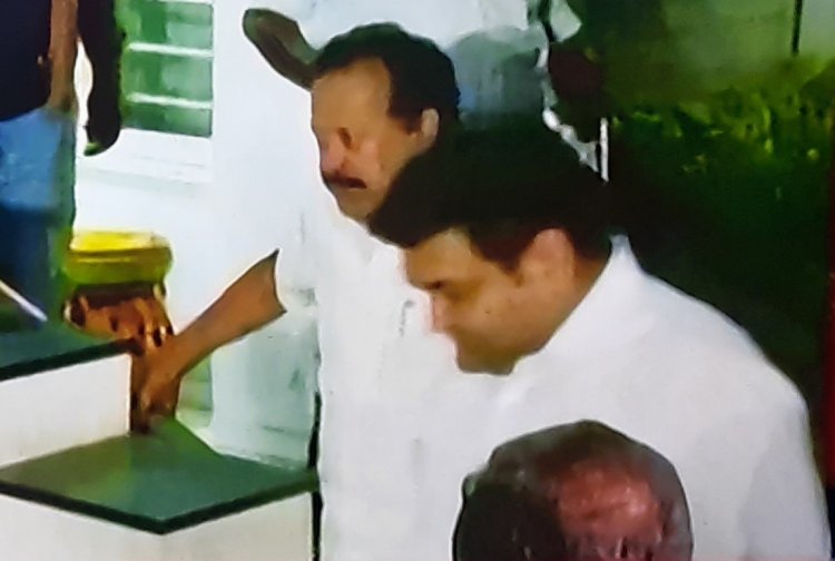 அமைச்சர் பொன்முடியும் அவரது மகனையும் அமலாக்க துறையினர் அழைத்துச் சென்றனர்! கைதா என பரபரப்பு!