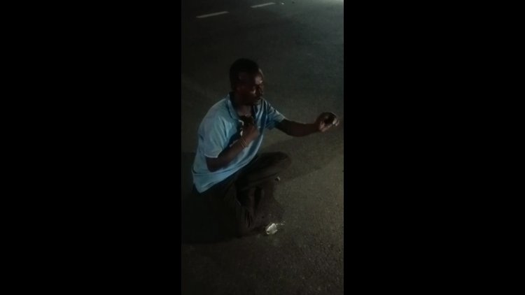 கோர்ட்டு முன்பு சரக்கு போட்டுவிட்டு நீதி கேட்ட நபரால் பரபரப்பு!