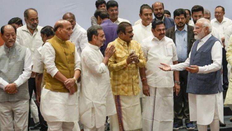 மோடிக்கு பக்கத்திலேயே எடப்பாடி! செம குஷியில் அதிமுக!