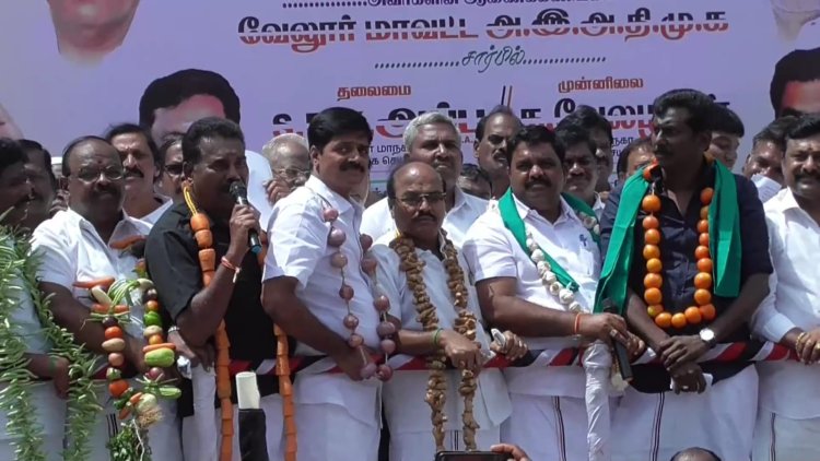 தக்காளி இஞ்சி மாலையுடன் வேலூர் அதிமுகவினர் ஆர்பாட்டம்!