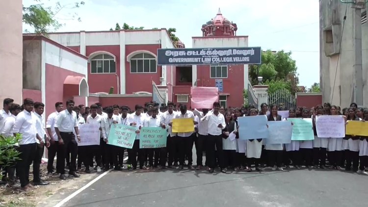 மணிப்பூர் கலவரத்தை கண்டித்து அரசு சட்டக் கல்லூரி மாணவர்கள் ஆர்பாட்டம்!