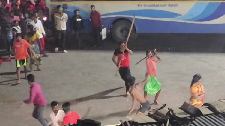 உருட்டு கட்டையால் இளைஞரை தாக்கிய திருநங்கைள்! பேருந்து நிலையத்தில் ஸ்டண்டு காட்சிகள்!