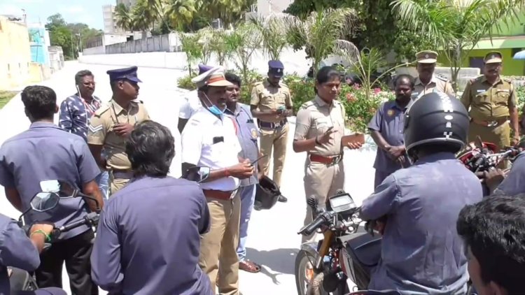 ஹெல்மெட்டோடு குவிந்த இரு சக்கர மெக்கானிக்குகள்!