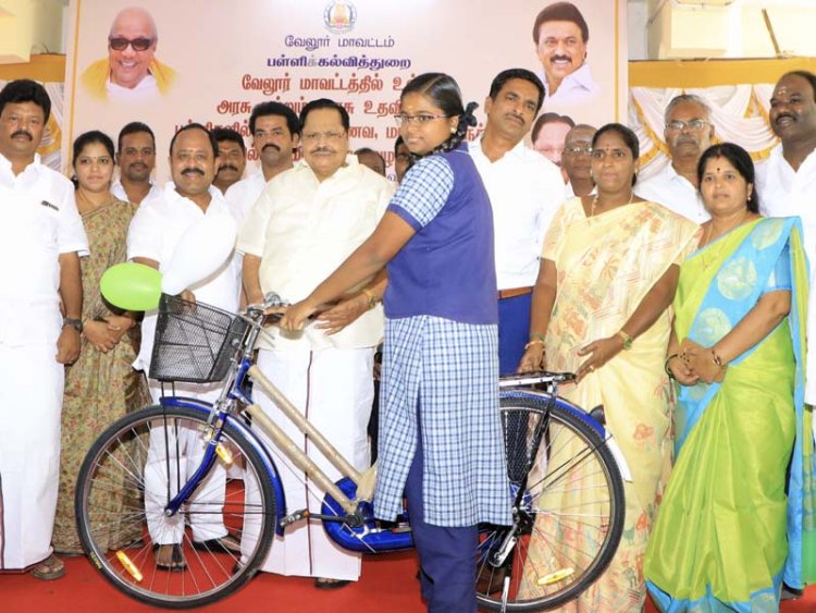இலவச மிதிவண்டி திட்டத்தை கொண்டு வந்தது திமுகவா? அதிமுகவா?