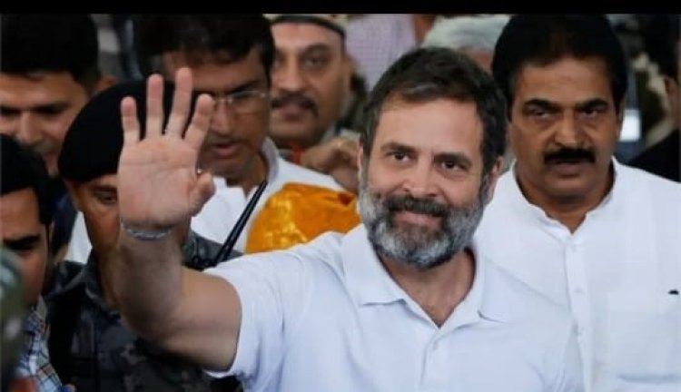 பலத்த கோஷங்களுக்கு மத்தியில் மீண்டும் நாடாளுமன்றத்தில் நுழைந்த ராகுல் காந்தி!
