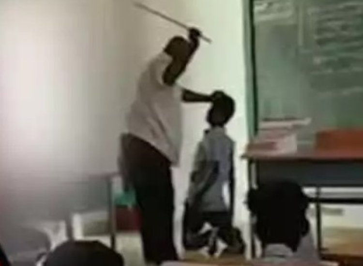 ஆசிரியரை செருப்பால் அடித்த மாணவனின் உறவினர்கள்!