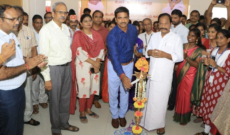 குத்துவிளக்கேற்றிய ஆட்சியர்!