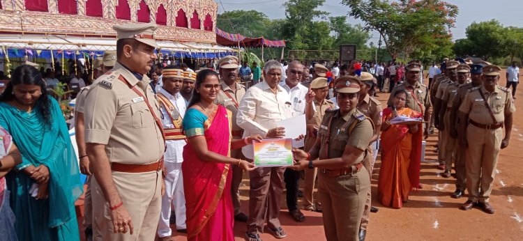 செய்தி மக்கள் தொடர்புத்துறை அலுவலர்களுக்கு நற்சான்று! திருவாரூர் ஆட்சியர் தி.சாருஸ்ரீ வழங்கினார்!