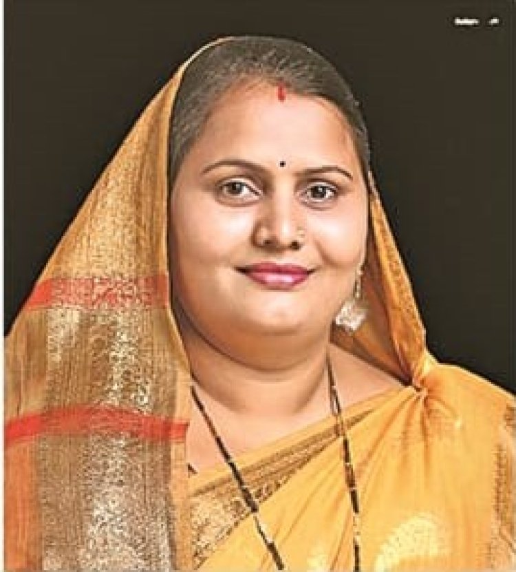 பெண் எம்.எல்.ஏ. வை கத்தியால் குத்திய வாலிபர்!