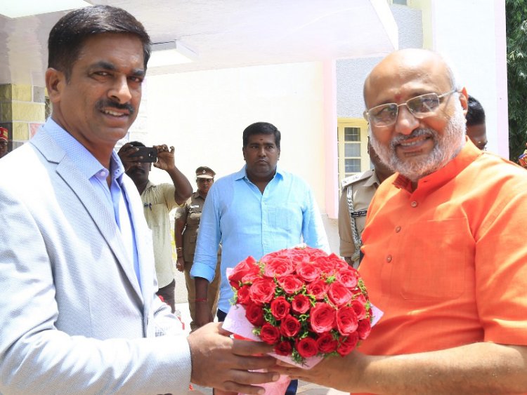 ஆளுநரை வரவேற்ற கலெக்டர்!