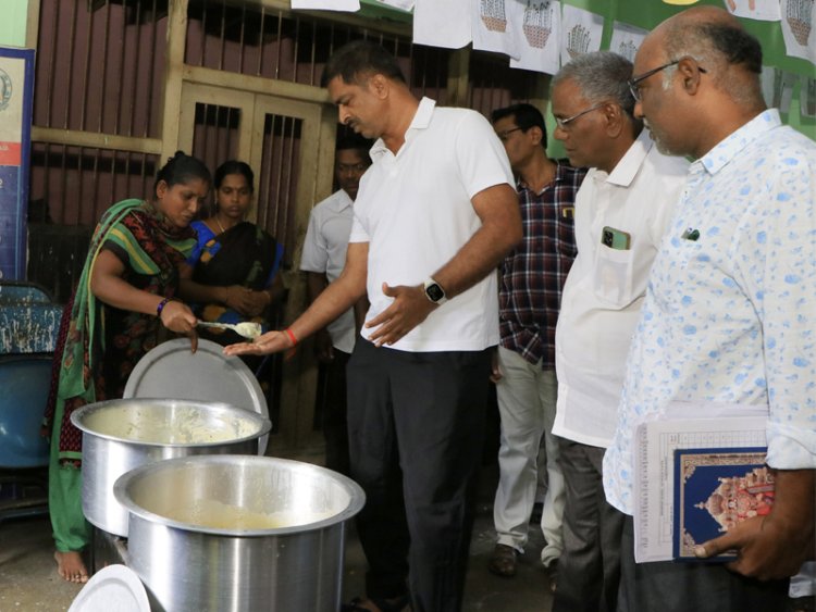 காலை உணவை ருசிபார்த்த கலெக்டர்!