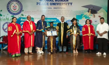 'பத்தாம் வகுப்பு தேர்ச்சி பெறாத  ஓவியருக்கு அமெரிக்க பல்கலைக்கழகம் டாக்டர் பட்டம்!