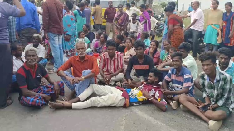 மரக்கட்டை தார் டிரம்முகள் சாலையில் வைத்து மறியல்! ஊராட்சி மன்ற தலைவியால் மக்கள் அவதி!