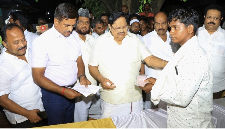 இறந்த ஏழு பேருக்கு நிதி வழங்கிய அமைச்சர்! பாதிக்கப்பட்டவர்களை சந்தித்து ஆட்சியர் ஆறுதல்!