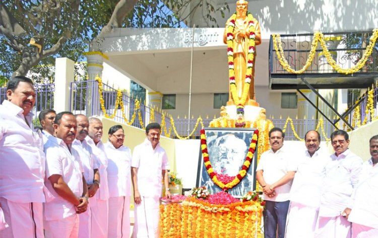 பெரியாருக்கு மரியாதை செலுத்திய முதலமைச்சர்!