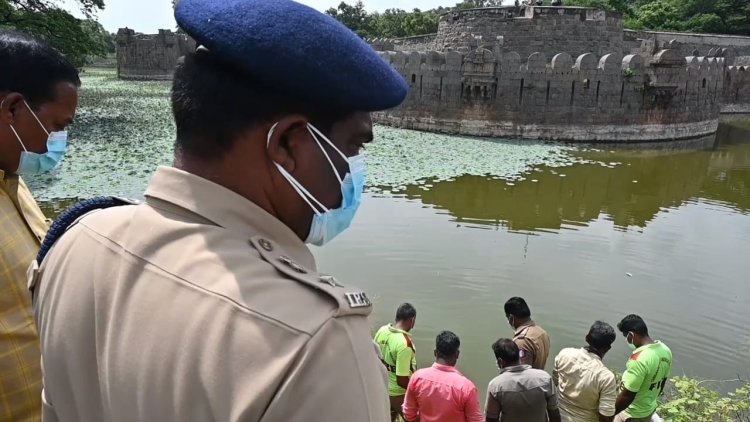 போலிஸ் ஸ்டேஷன் எதிரில் உள்ள அகழியில் திட்டமிட்ட கொலை!