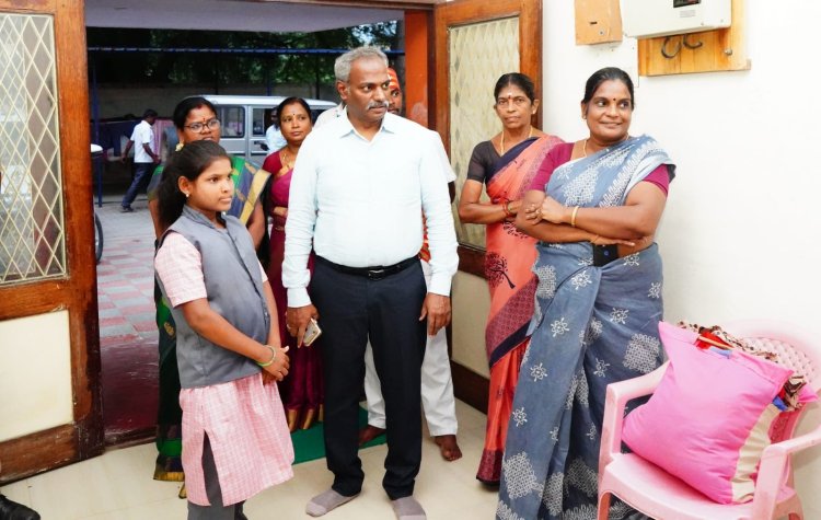 போதை பெற்றோரிடமிருந்து பிள்ளைகளை மீட்ட திருப்பத்தூர் கலெக்டர்! அரசு வாகனத்தில் அழைத்துச் சென்று விடுதியில் சேர்த்தார்!