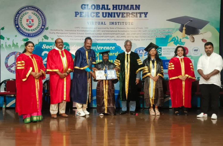 'பத்தாம் வகுப்பு தேர்ச்சி பெறாத ஓவியருக்கு அமெரிக்க பல்கலைக்கழகம் டாக்டர் பட்டம்!